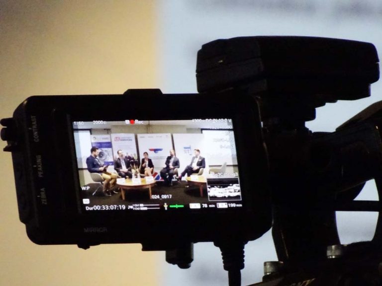 prelegenci panelu dyskusyjnego: Lotnisko jako środowisko pracy w kontekście rozwoju Portów oraz budowy Centralnego Portu Komunikacyjnego na konferencji "Lotnicze szkolnictwo techniczne a rozwój i potrzeby branży lotniczej w Polsce"