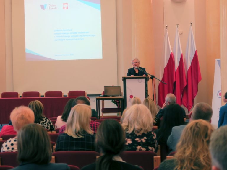 Dyrektor DWKI MEN Joanna Wilewska wśród uczestników konferencji