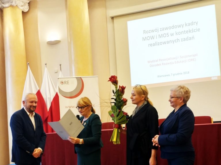 Przekazanie prof. Markowi Konopczyńskiemu listu gratulacyjnego z okazji jubileuszu trzydziestopięciolecia pracy naukowej. Po prawej stronie Profesora stoją Dyrektor ORE Jadwiga Mariola Szczypiń, Wicedyrektor ORE Marzenna Habib oraz Dyrektor DWKI MEN Joanna Wilewska