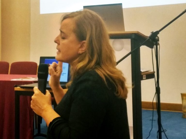 Urszula Grodzka z Centrum Dialogu Motywującego i Psychoterapii podczas prezentacji na temat dialogu motywującego