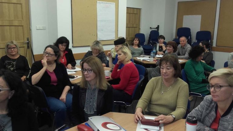 Wizytatorzy ds. specjalnych potrzeb edukacyjnych podczas wykładu na spotkaniu informacyjno-konsultacyjnym