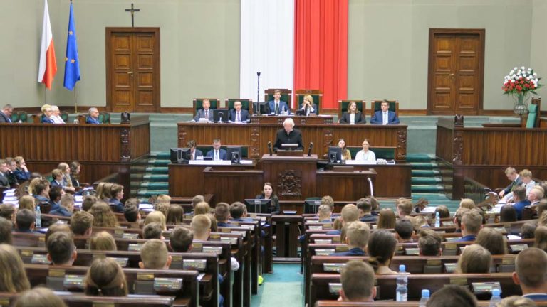 widok sali sejmowej - przemawia Stanisław Zubek – wicedyrektor ORE