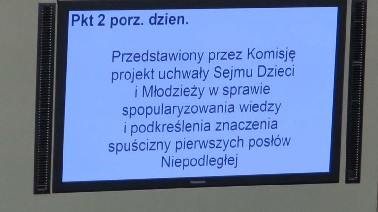 tablica elektroniczna wyświetlająca porządek obrad - punkt 2 porządku dziennego posiedzenia SDiM w dniu 1 czerwca 2019 r.