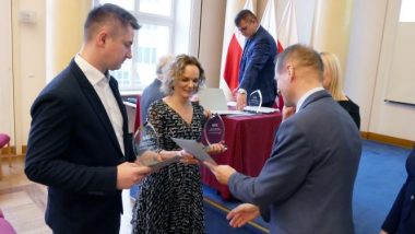 Dorota Stefaniak, dyrektor Zespołu Szkół Edukacji Technicznej w Łodzi odbiera wyróżnienie z rąk Krzysztofa Wiśniewskigo, Mazowieckiego Wicekuratora Oświaty