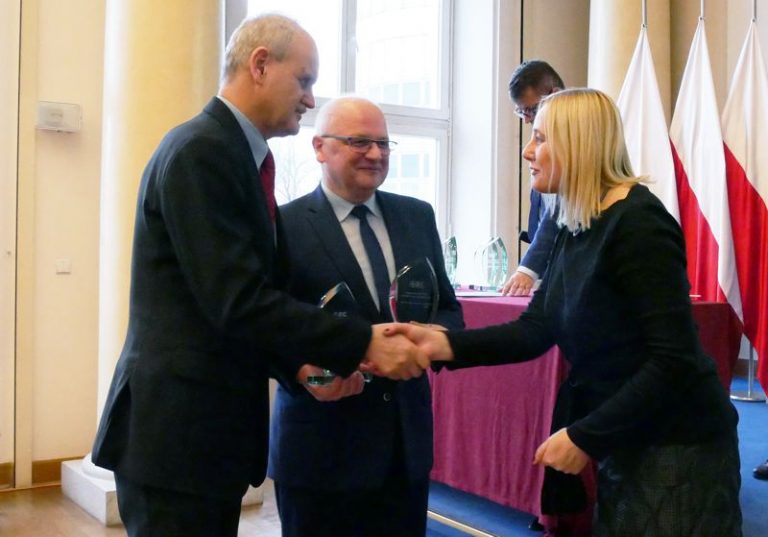 Marzenna Habib – Dyrektor Ośrodka Rozwoju Edukacji wręcza statuetkę Mirosławowi Mantajowi, Kierownikowi Działu Kadr Steico Sp. z o.o.
