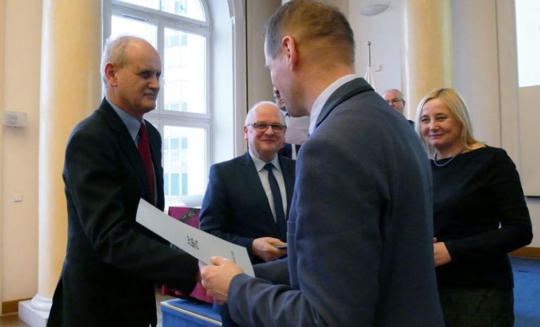 Krzysztof Wiśniewski – Mazowiecki Wicekurator Oświaty gratuluje nagrodzonym: Mirosławowi Mantajowi, Kierownikowi Działu Kadr Steico Sp. z o.o. oraz Janowi Palaczowi, Dyrektorowi Zespołu Szkół im. Józefa Nojego w Czarnkowie