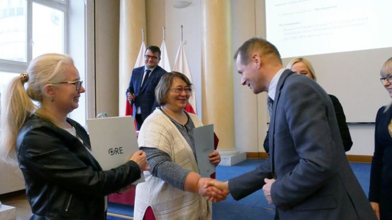 Małgorzata Kukuła–Jasińska, wicedyrektor Zespołu Szkół Technicznych w Gorlicach oraz Renata Stępień, dyrektor Zespół Szkół Technicznych w Gorlicach przyjmują gratulacje od Krzysztofa Wiśniewskiego – Mazowieckiego Wicekuratora Oświaty