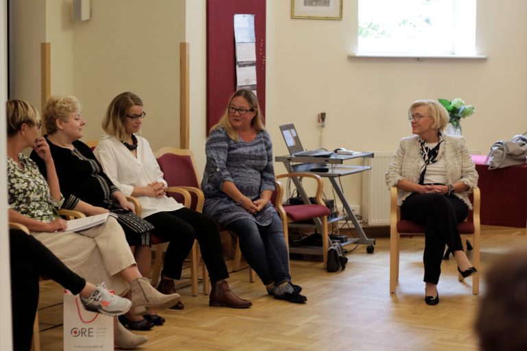 Narada liderów SCWEW z Sekretarz Stanu Marzeną Machałek (pierwsza od prawej). Po lewej stronie sali liderki programu i Agnieszka Pietryka - kierownik projektu w ORE