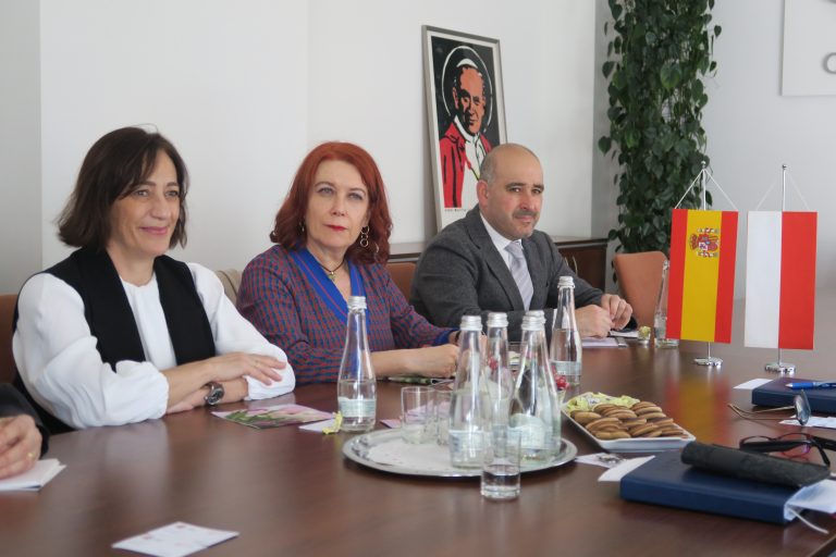 przy stole od lewej: Obdulia Taboadela Álvarez − Radczyni ds. Edukacji Ambasady Hiszpanii w Polsce, Virginia Ron Benoit − specjalistka ds. językowych, José Ramón Horrillo − specjalista ds. językowych
