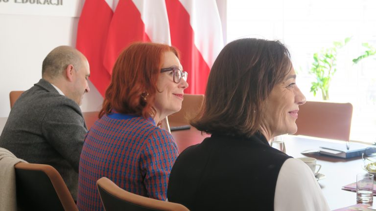 przy stole od lewej: José Ramón Horrillo − specjalista ds. językowych, Virginia Ron Benoit − specjalistka ds. językowych, Obdulia Taboadela Álvarez − Radczyni ds. Edukacji Ambasady Hiszpanii w Polsce, Magdalena Claver-Pater − specjalistka i tłumaczka