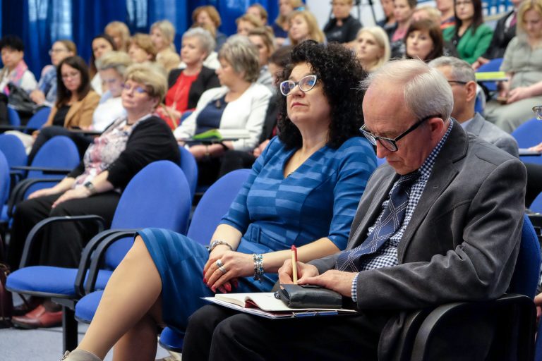 Goście konferencji w pierwszym rzędzie widowni - od prawej Wiesław Zawadzki przedstawiciel MEiN i Anna Powązka - przedstawiciel WRKSO ORE