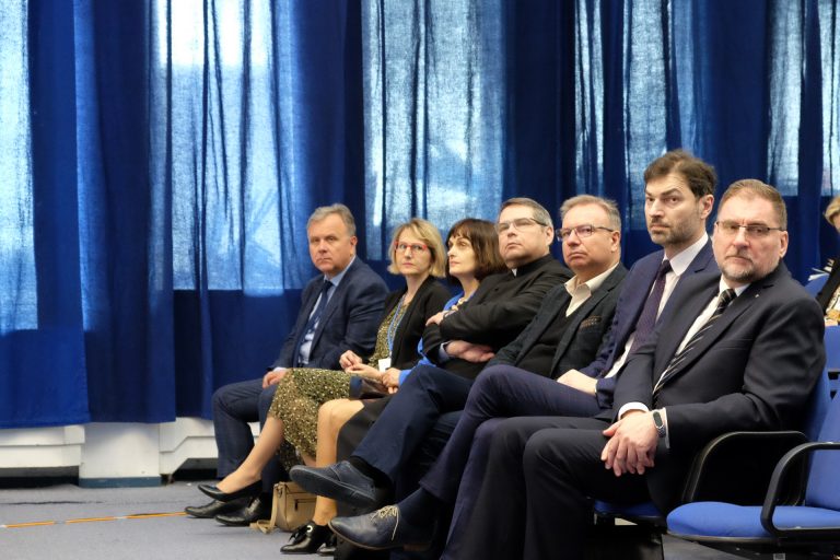 Od prawej przedstawiciele MEiN - Wawrzyniec Kowalski i Jacek Banaś, Mirosław Jarosiński - Wydział Oświaty i Wychowania KO Lublin, ks. Krzysztof Gałan, przedstawicielki Urzędu Marszałkowskiego