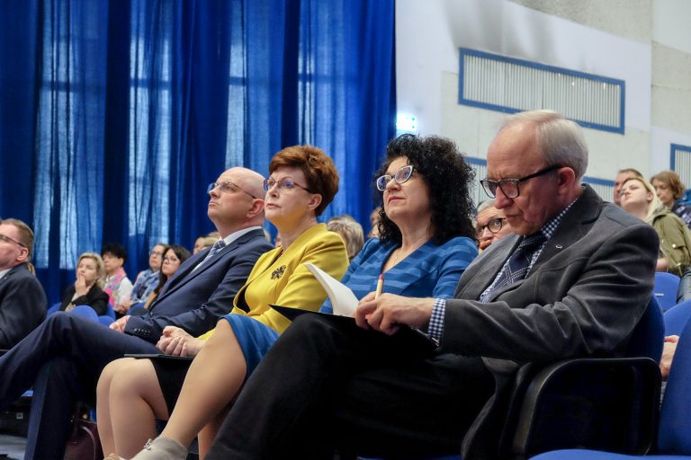 W pierwszym rzędzie widowni od prawej - Wiesław Zawadzki, Anna Powązka, Teresa Misiuk, Tomasz Pitucha