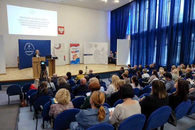 Widok sali konferencyjnej - wystąpienie Aleksandry Sępoch p.o. dyrektor Wydziału Edukacji Spejalnej i Wspomagania Kuratorium Oświaty w Lublinie