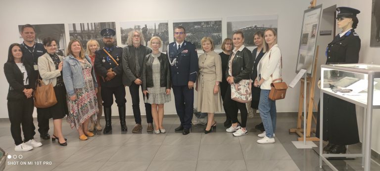 Zdjęcie grupowe: pracownicy Ośrodka Rozwoju Edukacji oraz przedstawiciele Muzeum Policji KGP