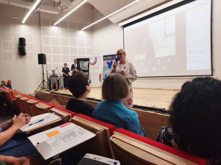 Wystąpienie Marzenny Habib - Wicedyrektor Ośrodka Rozwoju Edukacji podczas konferencji w Sosnowcu.