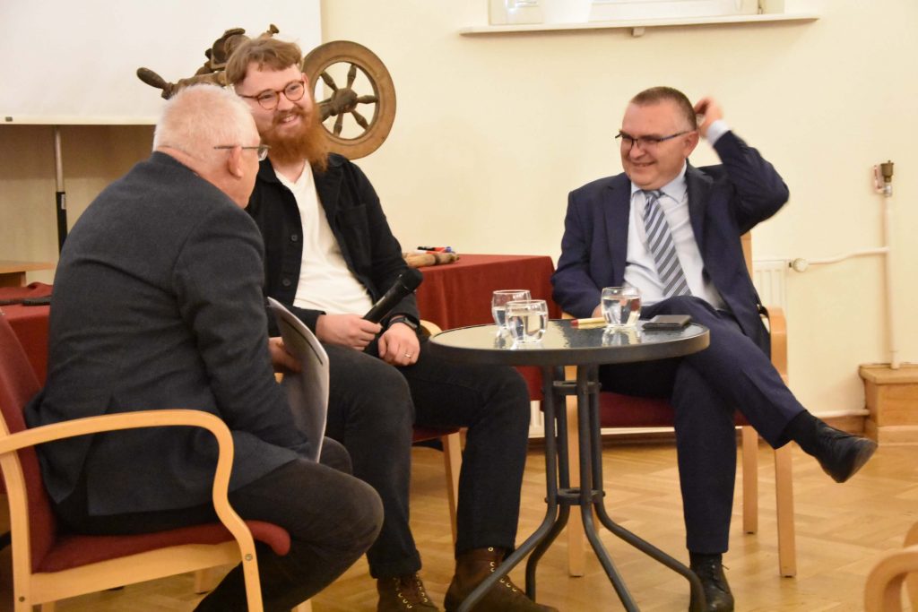 Prof. Krzysztof Koseła (UW), Michał Gniadek-Zieliński (UW) i prof. Przemysław Wiszewski (UWr) podczas debaty „Regionalistyka jako narzędzie do budowania tożsamości narodowej”.