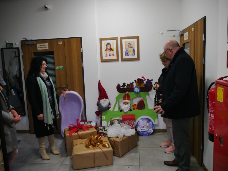 od prawej; Pan Tomasz Pitucha, Wicedyrektor Ośrodka Rozwoju Edukacji w Warszawie; Pani Katarzyna Woś, Kierownik Domu Samotnej Matki ,,Bezpieczna Przystań" w Zielonce, Pani  Anna Powązka, nauczyciel konsultant WWP