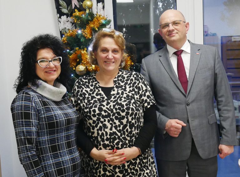 od prawej; Pan Tomasz Pitucha, Wicedyrektor Ośrodka Rozwoju Edukacji w Warszawie; Pani Katarzyna Woś, Kierownik Domu Samotnej Matki ,,Bezpieczna Przystań " w Zielonce, Pani Anna Powązka, nauczyciel konsultant WWP