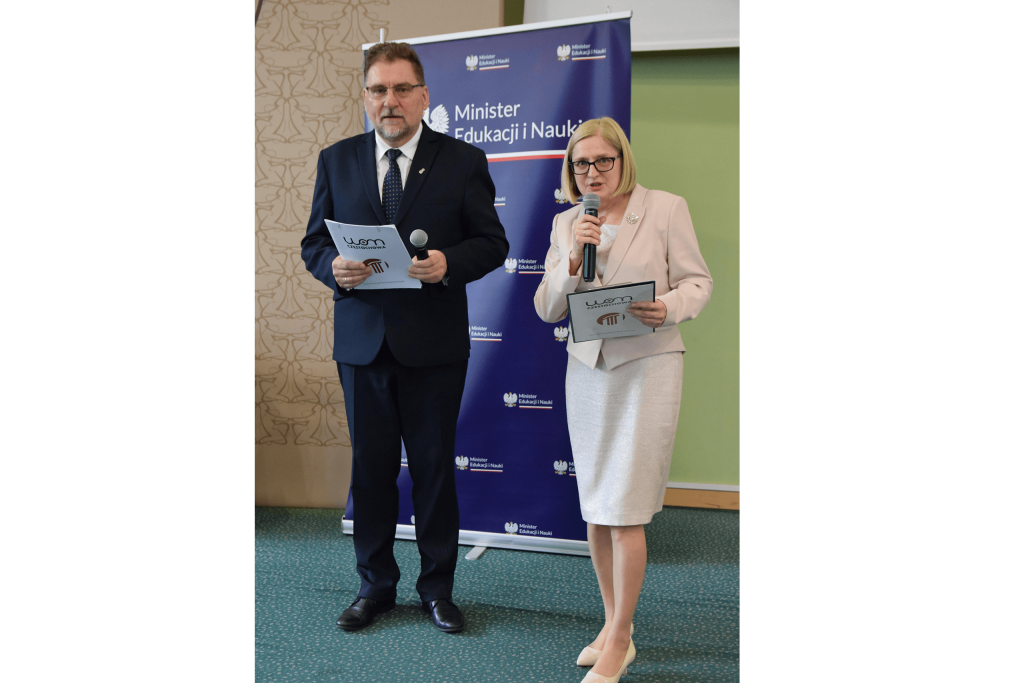 od lewej Zastępca Dyrektora Departamentu Wychowania i Edukacji Włączającej MEiN Wawrzyniec Roch Kowalski i Dyrektor Regionalnego Ośrodka Doskonalenia Nauczycieli "WOM" w Częstochowie Elżbieta Doroszuk, fot. Zbigniew Burda