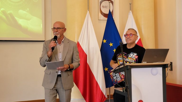 Od lewej: dyrektor ORE Andrzej Suchenek, prezes WOŚP Jerzy Owsiak