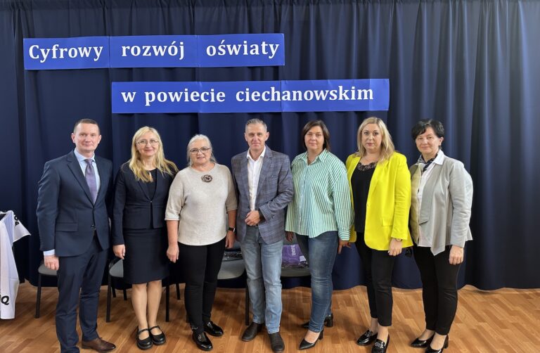 Uczestnicy debaty oświatowej organizowanej w Starostwie Powiatowym w Ciechanowie od lewej: Pan Maciej Wojciechowski (Dyrektor ZS nr 1 w Ciechanowie, Panie Agnieszka Przybyszewska oraz Anna Kupczyk – ekspertki Ośrodka Rozwoju Edukacji, Pan Robert Morawski (Wicestarosta Powiatu ciechanowskiego), Pani Aneta Głuszniewska (Dyrektor Powiatowego Centrum Usług Wspólnych Powiatu ciechanowskiego), Pani Monika Gwoździk (Sekretarz Powiatu ciechanowskiego), Pani Ewa Krajza Dyrektor Zespołu Szkół Technicznych Centrum Kształcenia Ustawicznego w Ciechanowie.