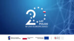 na niebieskim tle białymi literami napis 20 lat Polski w Unii Europejskiej; cyfra zero w liczbie 20 jest ułożona z gwiazdek, dodatkowo umieszczono tam niewielką biało-czerwoną flagę; u dołu grafiki logotypy z napisami Fundusze Europejskie dla Rozwoju Społecznego, Rzeczpospolita Polska, Dofinansowane przez Unię Europejską, Ośrodek Rozwoju Edukacji