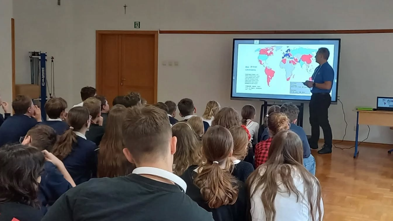 Sprawozdanie z&nbsp;działalności uczestników szkolenia w&nbsp;CERN