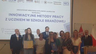 Wspólne zdjęcie wszystkich organizatorów konkursu wraz z laureatkami