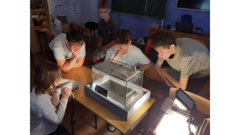 Uczniowie Zespołu Szkół Ponadpodstawowych podczas obserwacji komory mgłowej
