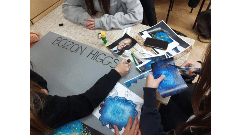 Uczniowie Zespołu Szkół Ponadpodstawowych podczas pracy nad plakatem