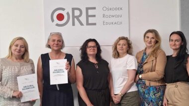 Od lewej: Marzenna Habib – wicedyrektor ORE, Agnieszka Sikora – prezeska Fundacji po DRUGIE, Małgorzata Sabalska – dyrektorka biura i koordynatorka programu mieszkań treningowych Fundacji po DRUGIE, Izabella Kaczyńska – główny specjalista WRS, Marta Paluch – kierownik WRS, Michalina Izdebska – specjalista WRS.
