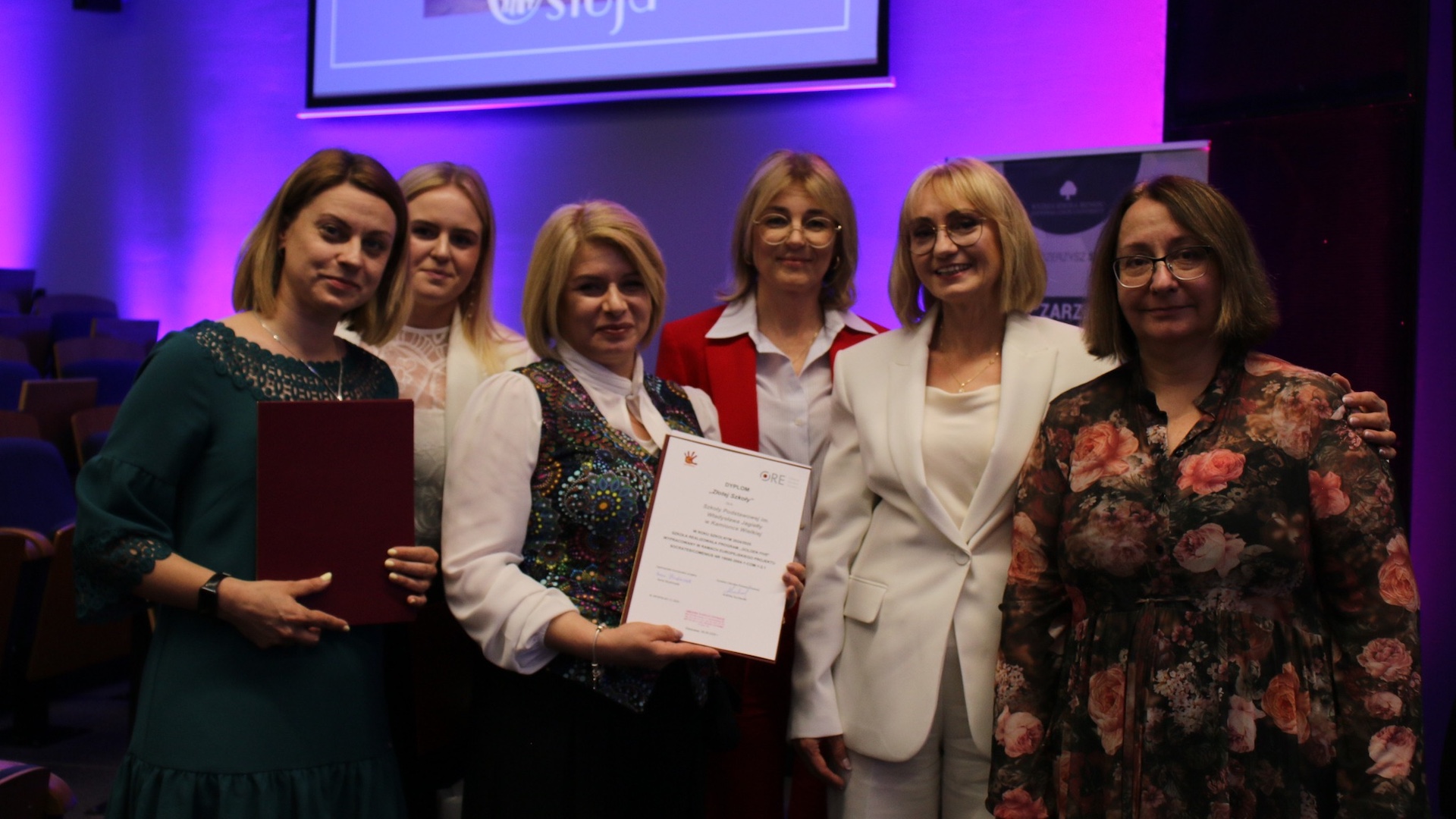 Wręczone dyplomy Złotym Nauczycielom programu Golden Five podczas konferencji 2 czerwca 2025 w&nbsp;Nowym Sączu