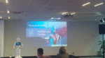 na zdjęciu - robot i uczestniczy konferencji