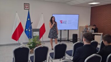 Magdalena Mrozkowiak podczas prelekcji „Współpraca szkół zawodowych z otoczeniem instytucjonalnym – modele, formy i znaczenie partnerstwa dla jakości kształcenia i rozwoju lokalnego rynku pracy”