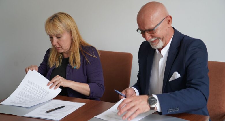 Podpisanie Porozumienia o współpracy przez koordynatorkę programów z Biura UNICEF Dianę Vakarelską i dyrektora ORE Andrzeja Suchenka