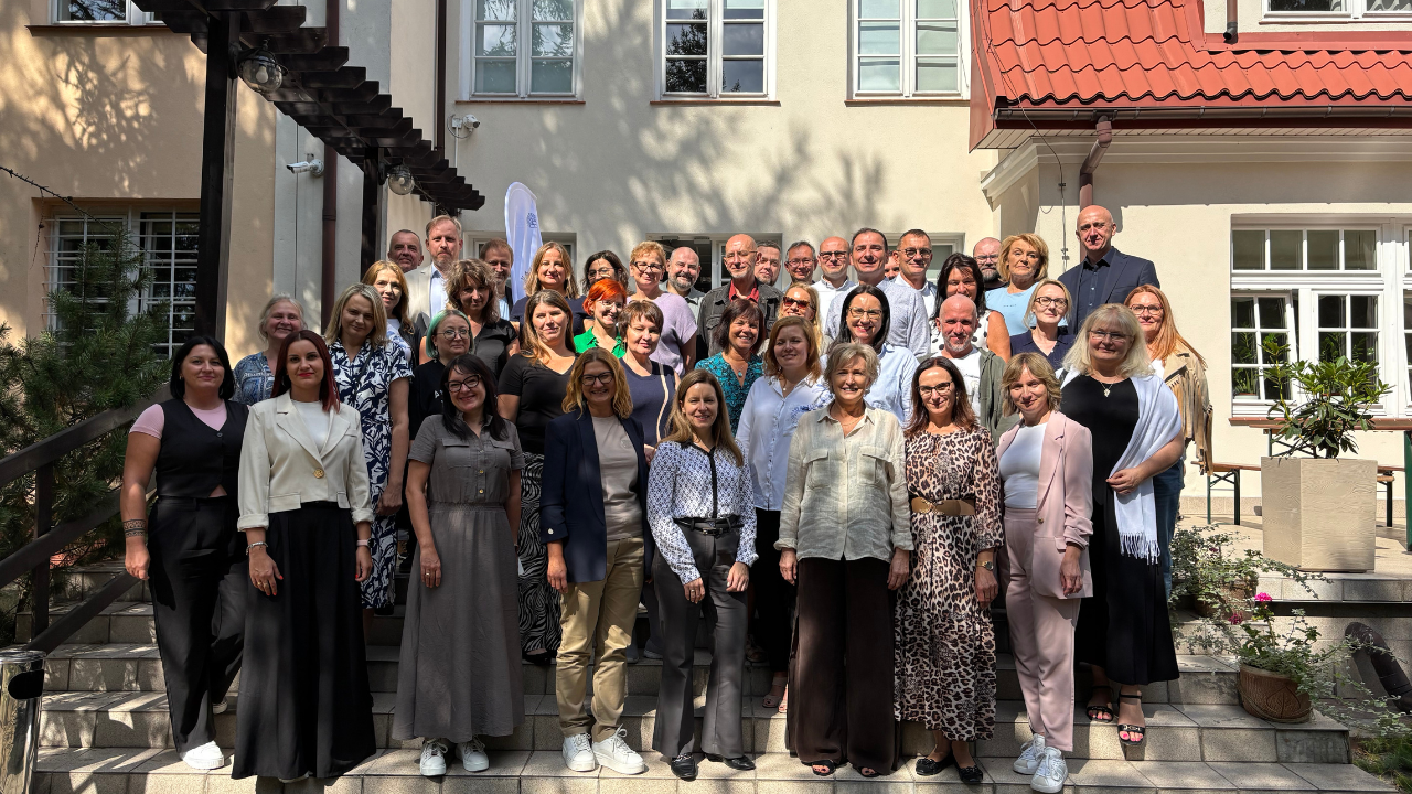 Sukcesy, kreatywność i perspektywy: podsumowanie pilotażu modułowych e-podręczników