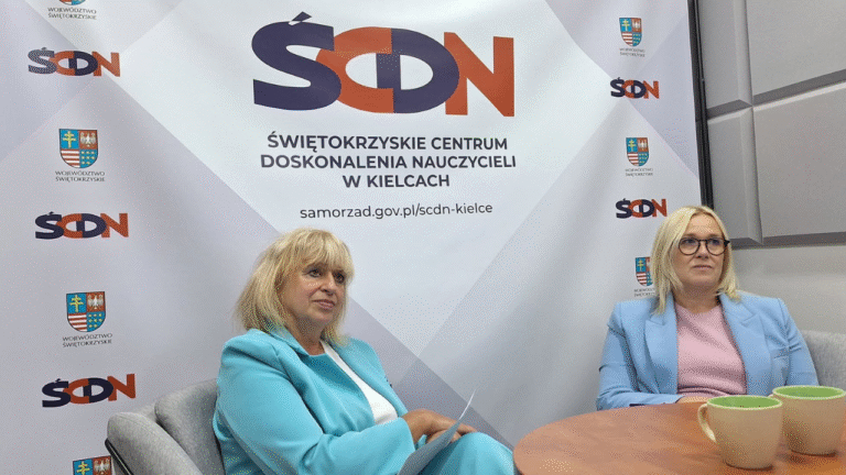 Uczestniczki konferencji, od lewej: dyrektor Świętokrzyskiego Centrum Doskonalenia Nauczycieli w Kielcach Małgorzata Łakomiec oraz kierownik Pracowni Wsparcia i Rozwoju Świętokrzyskiego Centrum Doskonalenia Nauczycieli w Kielcach Izabela Juszkiewicz