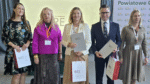 Konferencja Specjalistycznego Centrum Wspierającego Edukację Włączającą w Kętrzynie. Na zdjęciu od lewej: zastępca dyrektora Wydziału Nadzoru Pedagogicznego Kuratorium Oświaty w Olsztynie Agnieszka Szczeszak, ekspertka ORE Ewa Szczerba, lider SCWEW w Kętrzynie Aneta Dunaj, starosta kętrzyński Michał Kochanowski, ekspertka ORE Sylwia Szczuko