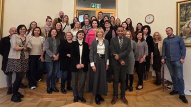 Zdjęcie pamiątkowe. Na pierwszym planie od lewej: Silvia Minardi (ECML), Elżbieta Witkowska (ORE), Jonas Erin (ECML