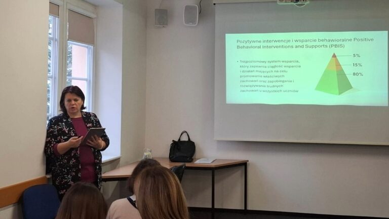 Prowadząca dr Maria Weker podczas wykładu interaktywnego „Trudne zachowania uczniów z zaburzeniami neurorozwojowymi – jak sobie z nimi radzić na poziomie szkoły”