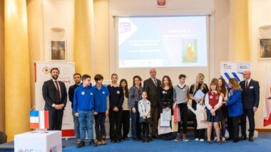 Laureaci konkursu w towarzystwie przedstawicieli francuskich i polskich instytucji