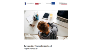 Okładka raportu „Ewaluacja cyfryzacji w edukacji”. Jej centralnym elementem jest symboliczne zdjęcie przedstawiające proces uczenia się wspierany technologią. Pod nim znajduje się tytuł raportu, a nad nim informacja o charakterze ewaluacyjnym dokumentu.