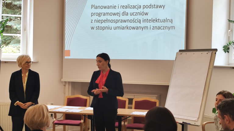 Wystąpienie autorek podstawy programowej dr Beaty Roli i dr Magdaleny Zając pt. „Planowanie i realizacja podstawy programowej kształcenia ogólnego w szkole podstawowej dla uczniów z niepełnosprawnością intelektualną w stopniu umiarkowanym lub znacznym”