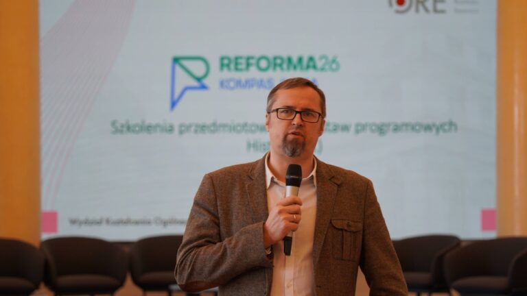 Prowadzący szkolenie prof. Maciej Fic podczas warsztatów