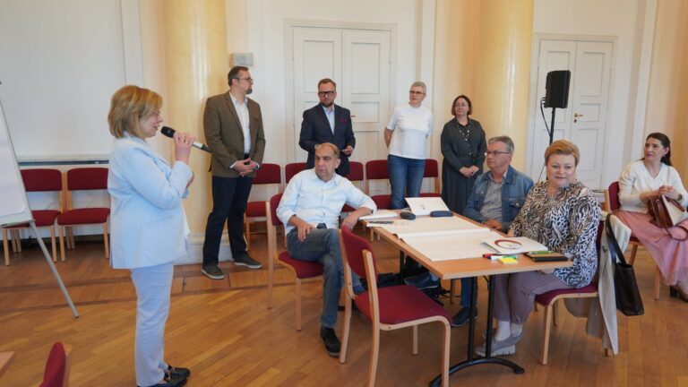 Powitanie uczestników przez kierownik Wydziału Kształcenia Ogólnego i Kompetencji Cyfrowych ORE Marzenę Murawską, od lewej stoją: prof. Maciej Fic, dyrektor ORE Mariusz Biniewski, starszy specjalista WKOKC Beata Kotarba, wicedyrektor ORE Małgorzata Szeja