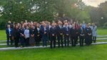 Zdjęcie uczestników seminarium w Ambasadzie Francji z ambasadorem Étienne’em de Poncinsem