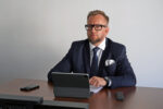 Dyrektor Ośrodka Rozwoju Edukacji w Warszawie Mariusz Biniewski podczas spotkania online z dyrektorami dolnośląskich placówek doskonalenia nauczycieli.