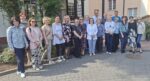 Wspólne zdjęcie uczestników szkolenia przed budynkiem Centrum Szkoleniowego ORE w Sulejówku