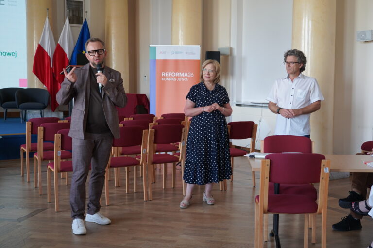 Powitanie uczestników szkolenia, od lewej: dyrektor ORE Mariusz Biniewski, kierownik WKOKC Marzena Murawska, prelegent Wojciech Walat